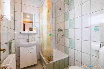 Фото номера Двухместный номер с 2 отдельными кроватями и ванной комнатой Гостевой дом PENSIUNEA BORDÁS PANZIÓ г. Сфынту-Георге 4
