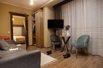 Фото номера Люкс с кроватью размера «king-size» и балконом Отель Panorama Boutique Hotel г. Сфынту-Георге 4