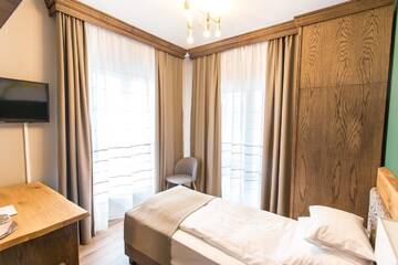 Фото номера Одноместный номер с балконом Отель Panorama Boutique Hotel г. Сфынту-Георге 2