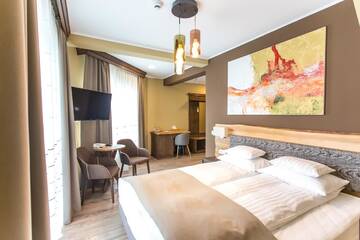 Фото номера Двухместный номер с 2 отдельными кроватями и балконом Отель Panorama Boutique Hotel г. Сфынту-Георге 5
