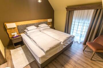 Фото номера Люкс с кроватью размера «king-size» и балконом Отель Panorama Boutique Hotel г. Сфынту-Георге 5