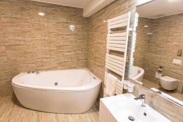 Фото номера Люкс с кроватью размера «king-size» и балконом Отель Panorama Boutique Hotel г. Сфынту-Георге 6