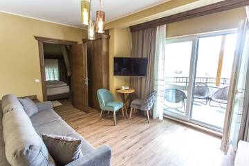 Фото номера Люкс с кроватью размера «king-size» и балконом Отель Panorama Boutique Hotel г. Сфынту-Георге 7