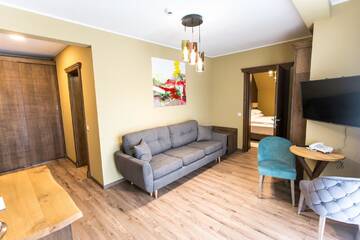 Фото номера Люкс с кроватью размера «king-size» и балконом Отель Panorama Boutique Hotel г. Сфынту-Георге 8