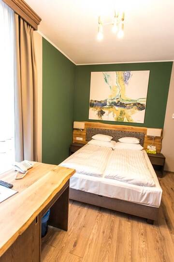 Фото номера Номер с кроватью размера «queen-size» и балконом Отель Panorama Boutique Hotel г. Сфынту-Георге 4